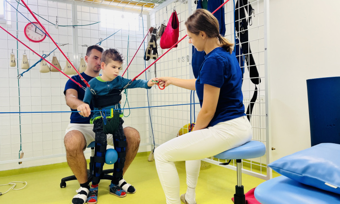 15.10.2024 - Martinko so vzácnym neliečiteľným syndrómom rehabilituje v Centre Liberta 