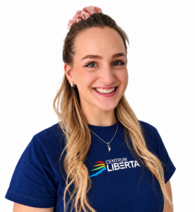 Usmiata žena s logom Centrum Liberta